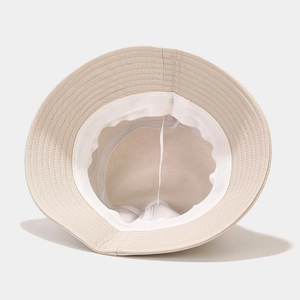 Vue détaillée de l'intérieur du bob beige avec coutures et bande de confort