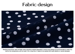 Détail du tissu à pois bleu marine avec instructions de lavage sur l'image de robe