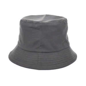 Détails d'un chapeau bob en coton gris foncé avec coutures renforcées sur le bord