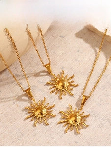 Vue détaillée de trois colliers à pendentif soleil plaqués or 18 carats sur pierre