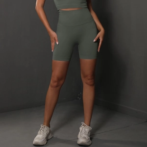 Détails du short de yoga sans couture vert olive à taille haute sur le mannequin