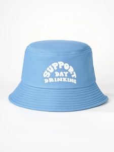 Détail du bob en coton bleu clair avec l'imprimé blanc SUPPORT DAY DRINKING dessus