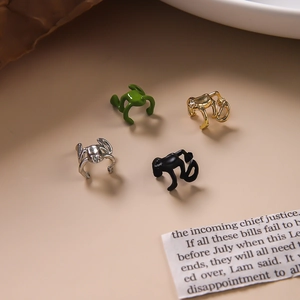 Détails des boucles d'oreilles grenouille punk en finitions vert, or, argent et noir