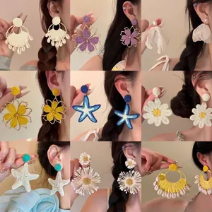 Orecchini a Bottone a Forma di Fiore e Stella Marina Intrecciati in Rafia Stile Bohemian per Vacanza Gioielli da Spiaggia Donna