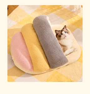 Vue détaillée du lit douillet pour chat en velours multicolore avec coussin épais