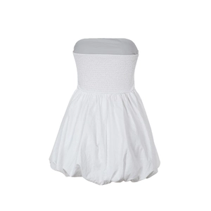 Détail de la robe bustier blanche avec buste élastique froncé et ourlet bouffant