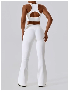 Vue détaillée du dos d'un ensemble de yoga côtelé blanc avec brassière ajourée et pantalon
