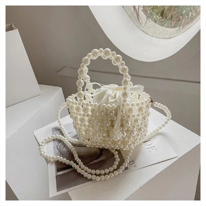 Détail du sac seau en perles tressées avec pochette intérieure en satin blanc à cordon