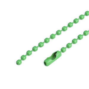 Detalle macro de la cadena de bolas de hierro pintado verde hierba y conector para bricolaje
