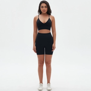 Detail eines nahtlosen schwarzen Sport-BHs mit V-Ausschnitt und Yoga-Shorts Set