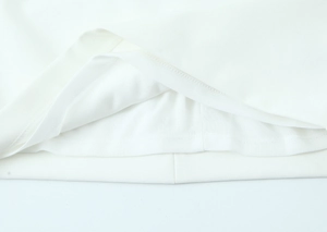 Dettaglio dell'orlo del vestito a vita alta con cuciture a doppio ago e fodera interna