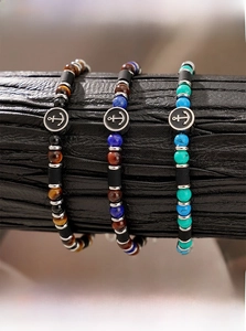 Vue détaillée de bracelets en perles d'œil de tigre et lapis-lazuli avec charms ancre