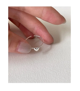 Close-up of heart-shaped 925 sterling silver open ring featuring a pearl pendant design