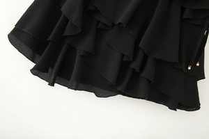 Détail des volants noirs en mousseline avec des cordons de serrage perlés fins