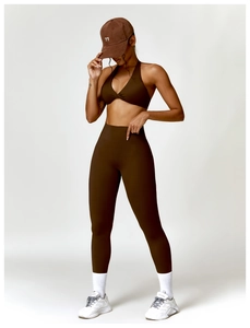 Détail du legging de yoga taille haute et soutien-gorge de sport en tissu mat marron