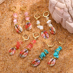 Detalles de cuatro pares de pendientes boho con piedras de colores y conchas