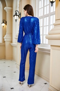 Detail des königsblauen Pailletten-Jumpsuits mit langen Laternenärmeln und Schimmer-Effekt