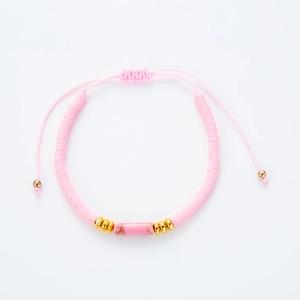 Nahaufnahme von rosa Heishi-Perlenarmband mit Naturstein und verstellbarer Kordel