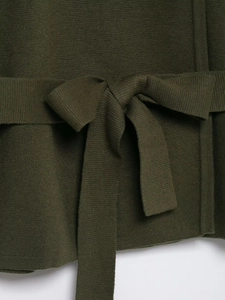 Nahaufnahme eines stilvollen dunkelgrünen Strickmantels mit elegantem Taillenschleifen-Detail