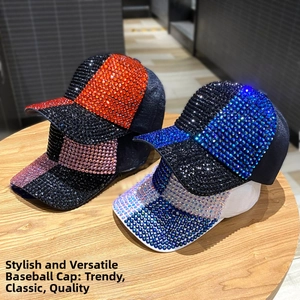 Dettaglio di cappellini da baseball scintillanti con strass in quattro varianti