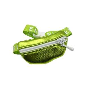Détail du sac banane vert métallisé pour poupée avec fermeture éclair et sangle imprimée