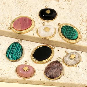 Pendentifs vintage en pierre naturelle avec placage or sur un fond de roche beige