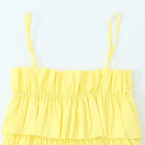 Gelbes Popeline-Camisole-Top mit filigranen horizontalen Plissee-Details auf weißem Grund