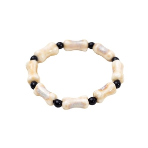 Bracciale etnico in ceramica a forma di osso con perle nere su sfondo bianco