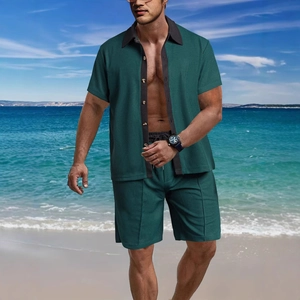 Ensemble deux pièces pour hommes en tricot gaufré vert foncé avec chemise courte et short