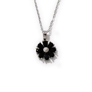 Élégant collier argenté avec pendentif fleur noire serti de pierres en zircone