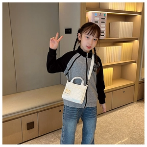 Borsa a tracolla trapuntata bianca da bambina con testa di coniglio e ricamo a cuore