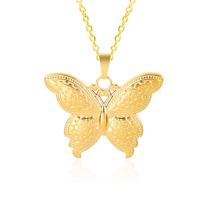 Détail de la médaille papillon ajourée sur une chaîne en acier inoxydable plaqué or 18k