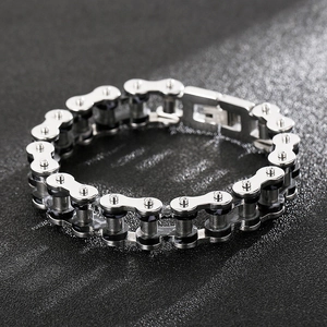 Details zum silbernen Fahrradketten-Armband mit präzisen Gliedern und Metallverschluss