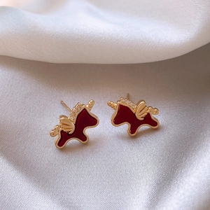 Élégantes boucles d'oreilles pégase en émail rouge et or avec cristaux sur soie blanche