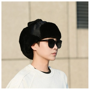 Détail du bonnet aviateur noir en peluche avec doublure en fourrure et look mode d'hiver