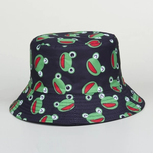 Détail du chapeau bob en toile noire avec des motifs de grenouilles mignons