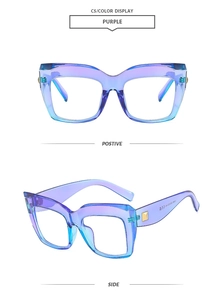 Dettaglio montatura quadrata cat-eye con sfumatura di colore da viola a blu