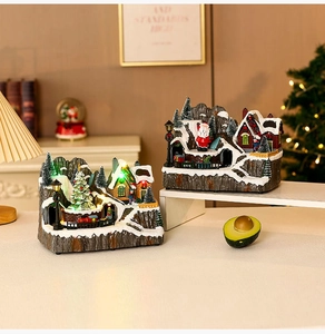 Dettaglio del villaggio di Natale musicale e rotante con luci LED multicolore