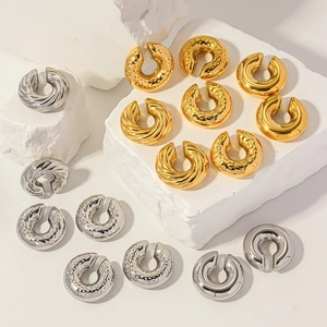Ear cuff a forma di C in oro e argento con varie texture metalliche alla moda