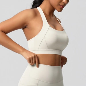 Detail van de roomwitte sportbeha en legging met hoge taille en een handige zijzak