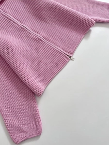 Dettaglio della maglia a coste viola pastello e della cerniera in metallo argentato