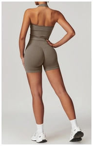 Détail du short de yoga sans couture avec effet push-up et haut de sport dos nu taupe