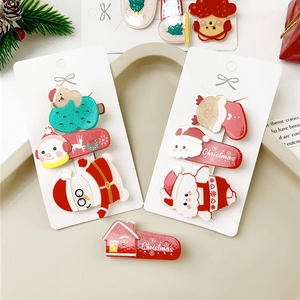 Détail de barrettes de Noël en acrylique avec Père Noël et bonhomme de neige et paillettes