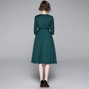 Elegante abito a linea A verde scuro con scollo a V, maniche a 3/4 e cintura, vista retro