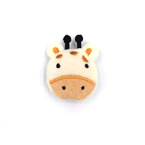 Accessoire de broche girafe en peluche avec broderie douce sur fond blanc neutre