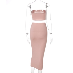 Vue arrière du haut bustier rose et de la jupe moulante sur un mannequin clair