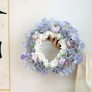 Detailansicht des handgefertigten Blumenkranzes in Lavendel und Blau für Haarstyling
