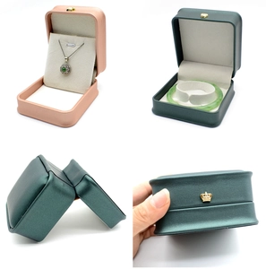 Détail de boîtes à bijoux en cuir PU rose et vert foncé avec doublure velours pour colliers