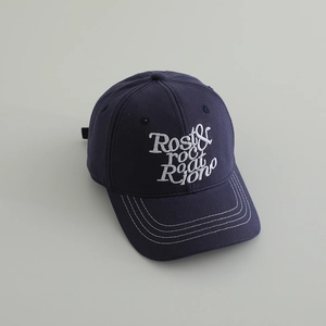 Broderie détaillée sur casquette de baseball en coton bleu foncé avec surpiqûres blanches