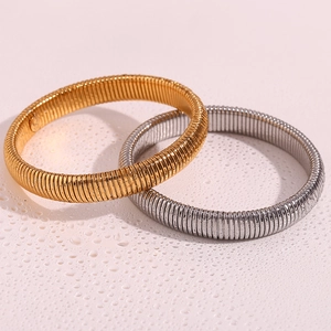 Gros plan détaillé de bracelets serpent élastiques 10mm dorés et argentés, texture tubogas
